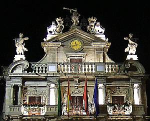 Das Rathaus von Pamplona: Auf dem Balkon fällt der Startschuss für die Fiesta.